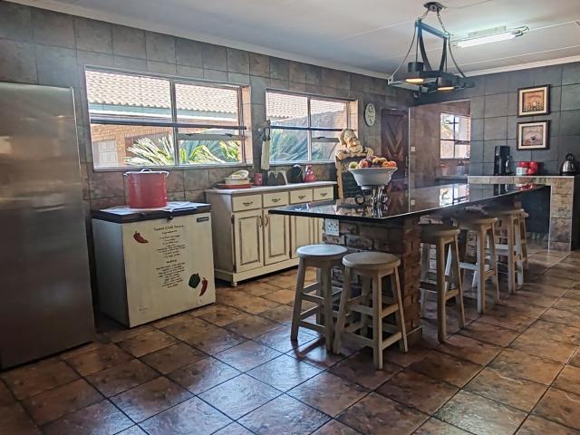 6 Bedroom House For Sale in Vaalpark