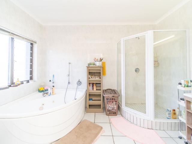 6 Bedroom House For Sale in Vincent Heights