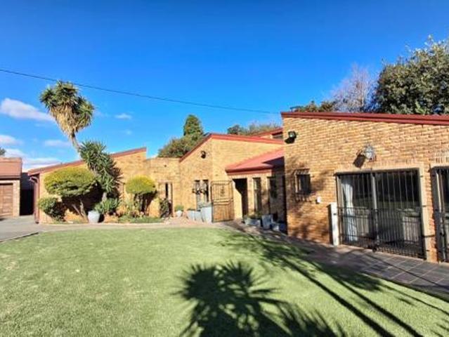 6 Bedroom House in Constantia Kloof