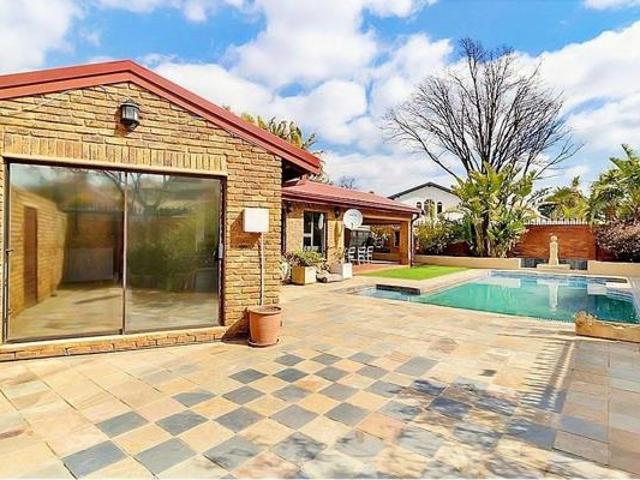 6 Bedroom House in Constantia Kloof