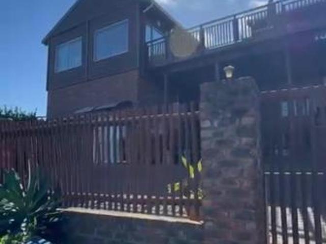 6 Bedroom House in Cintsa East