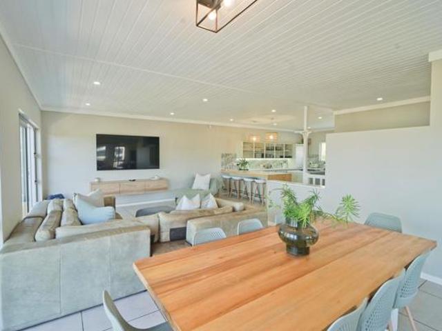 6 Bedroom House in Cintsa