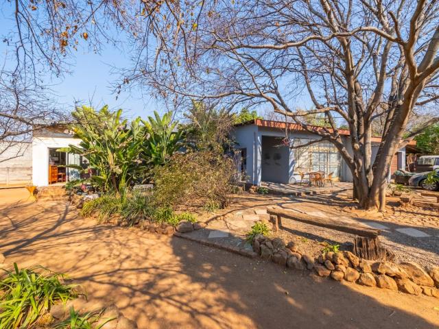 6 Bedroom House in Clayville