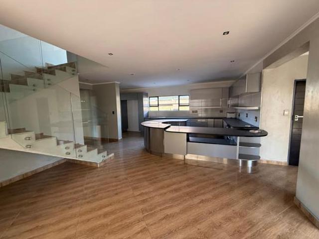 6 Bedroom House in Aerorand