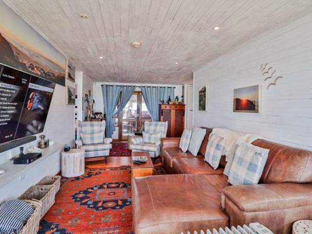 6 Bedroom House in Aston Bay
