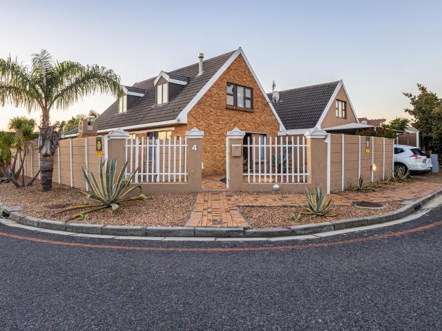 6 Bedroom House in Bothasig