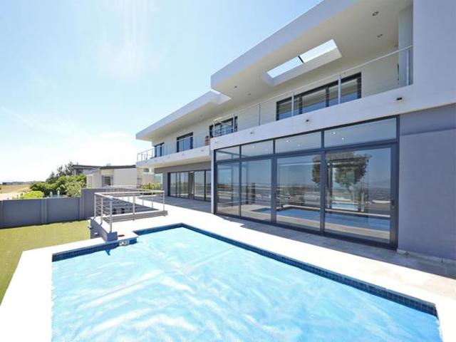 6 Bedroom House in Baronetcy Estate
