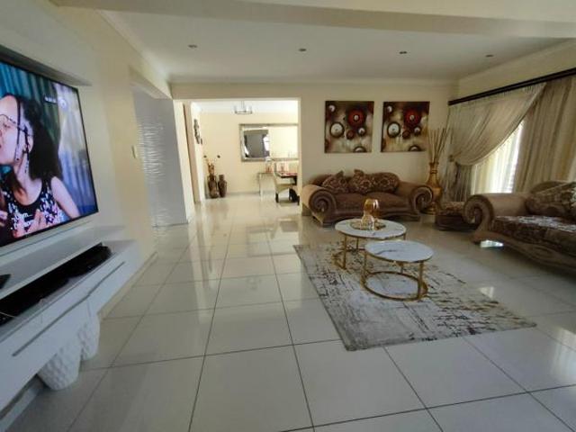 6 Bedroom House in Bendor Park