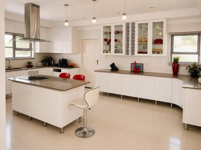 6 Bedroom House in Bendor