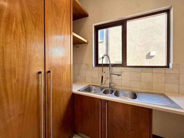 6 Bedroom House in Benmore Gardens