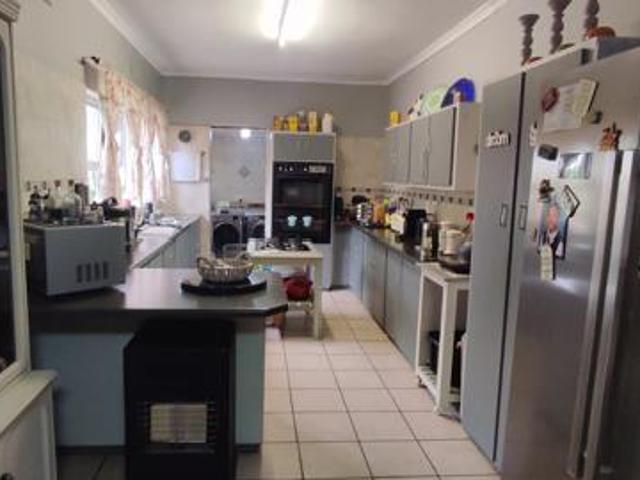 6 Bedroom House in Bergzicht