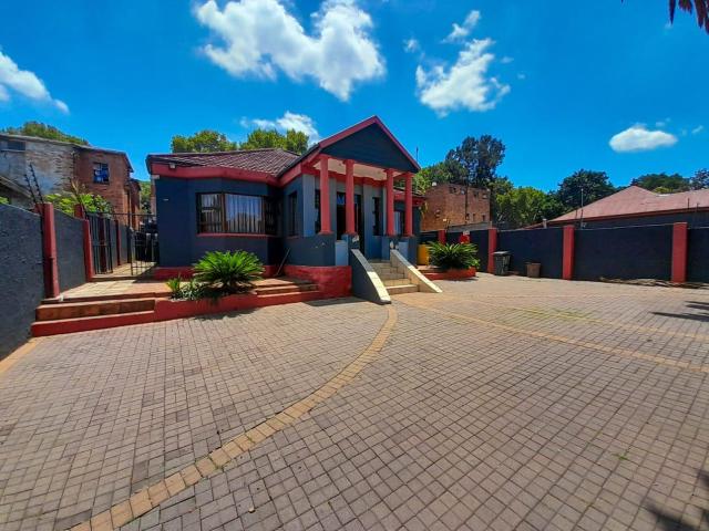6 Bedroom House in Bertrams