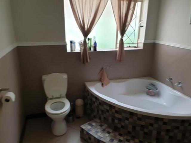 6 Bedroom House in Birchleigh