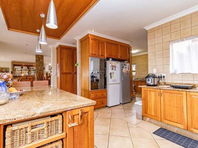 6 Bedroom House in Birdwood