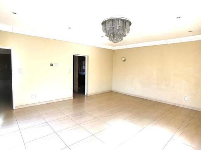 6 Bedroom House in Blue Valley Golf Estate