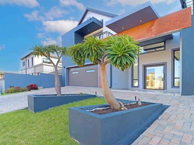 6 Bedroom House in Blue Valley Golf Estate