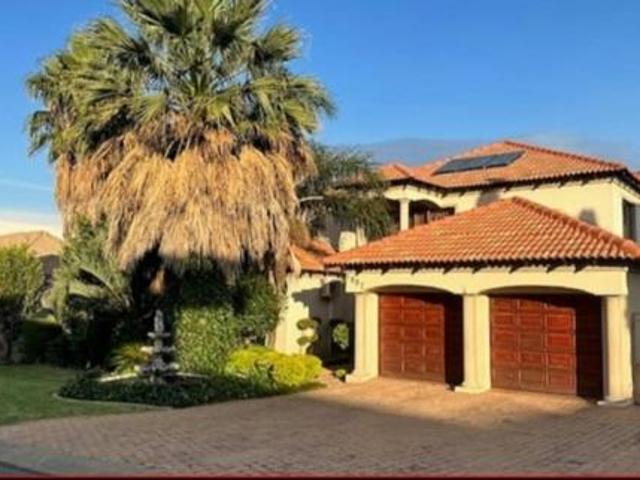 6 Bedroom House in Blue Valley Golf Estate