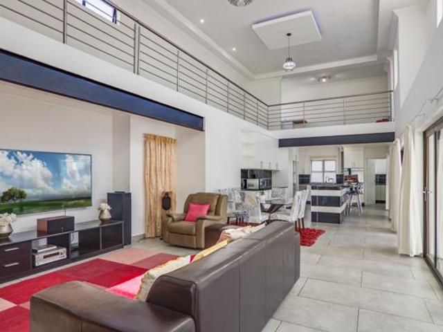 6 Bedroom House in Blue Valley Golf Estate
