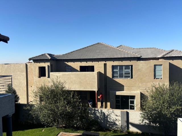 6 Bedroom House in Blue Valley Golf Estate