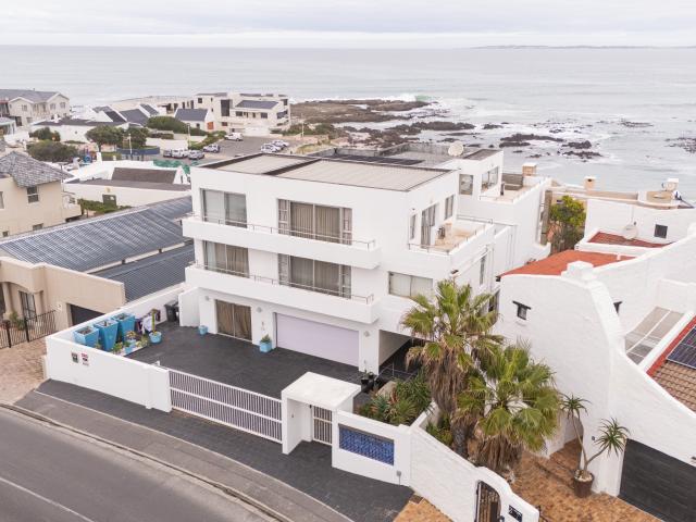 6 Bedroom House in Bloubergstrand