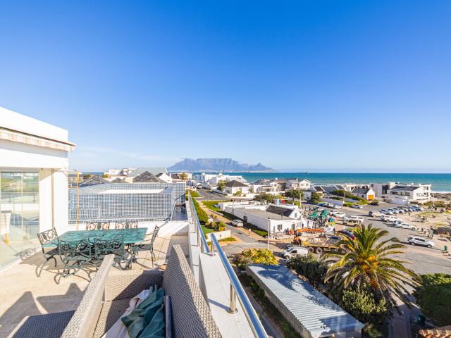 6 Bedroom House in Bloubergstrand