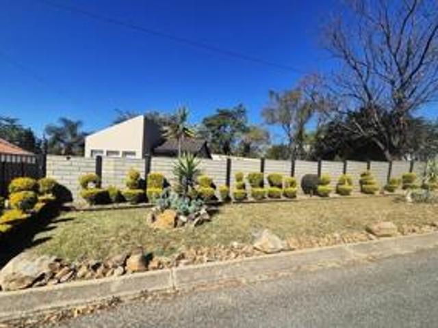6 Bedroom House in Bloubosrand
