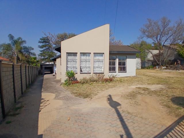 6 Bedroom House in Bloubosrand