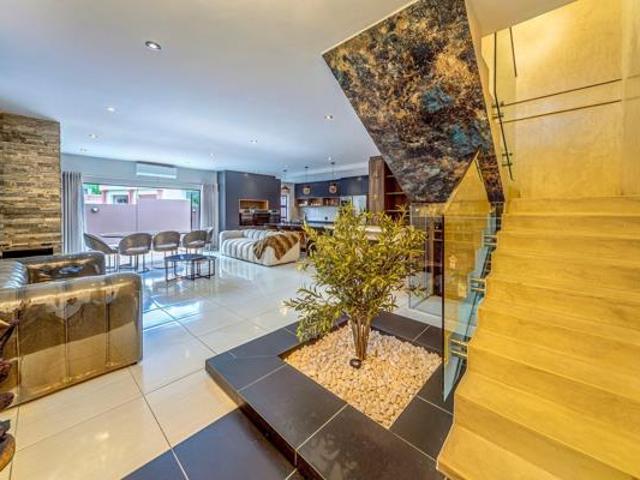 6 Bedroom House in Bryanston