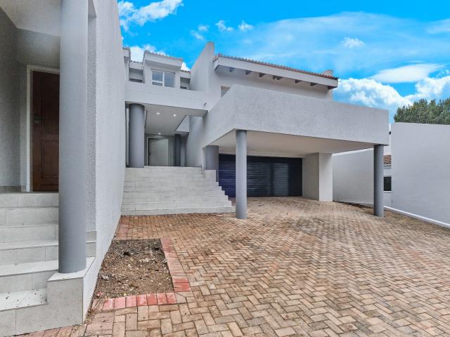 6 Bedroom House in Bryanston