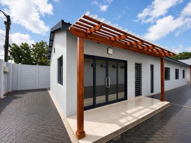 6 Bedroom House in Brackenham