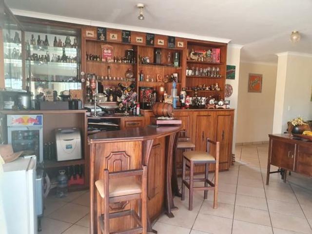 6 Bedroom House in Golden Mile Estate