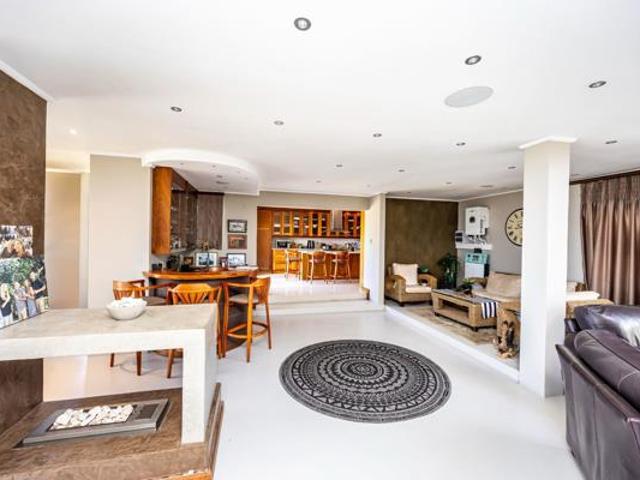 6 Bedroom House in Gonubie