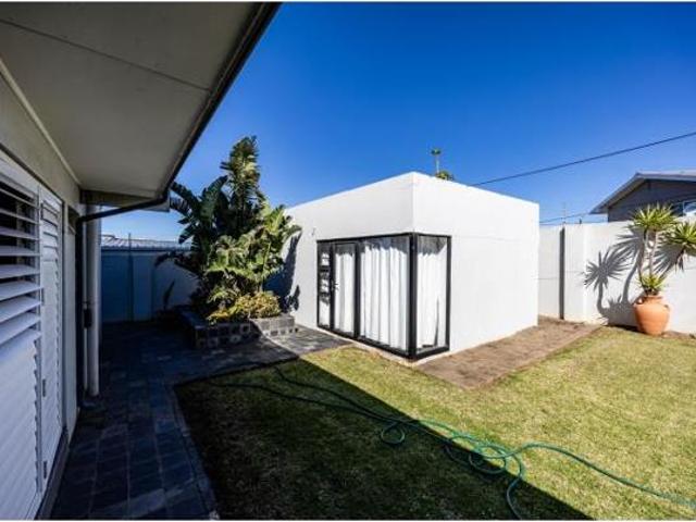 6 Bedroom House in Gonubie