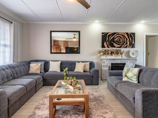 6 Bedroom House in Gonubie North