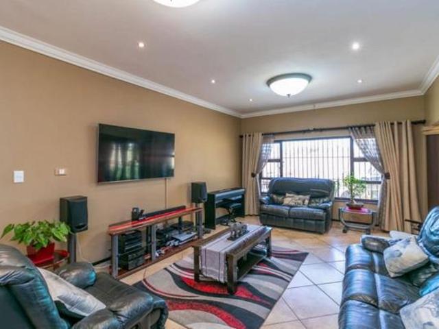 6 Bedroom House in Glen Marais