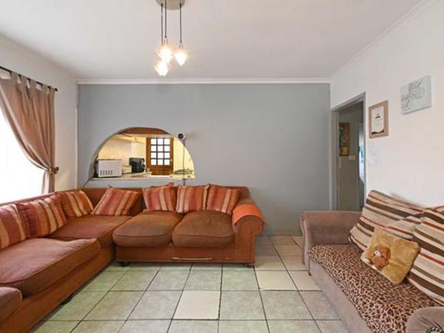 6 Bedroom House in Grassy Park