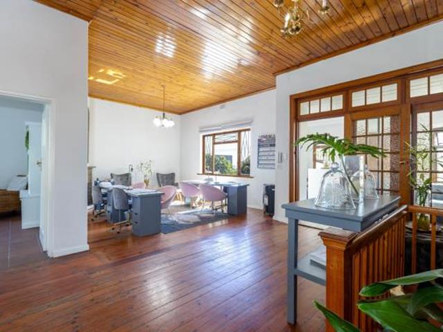 6 Bedroom House in Green Point
