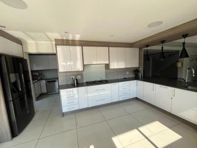 6 Bedroom House in Greenstone Hill