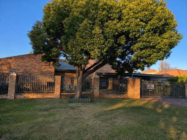 6 Bedroom House in Grimbeek Park