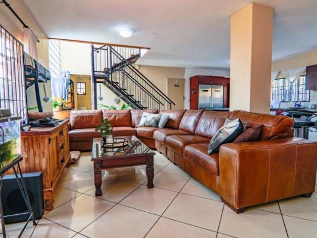 6 Bedroom House in Doornkloof SH