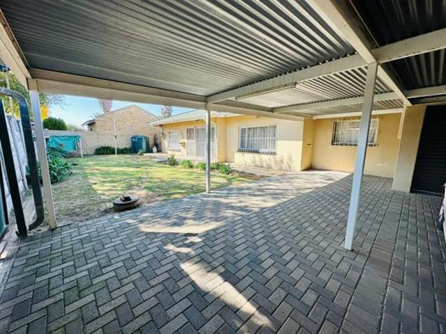 6 Bedroom House in Dagbreek