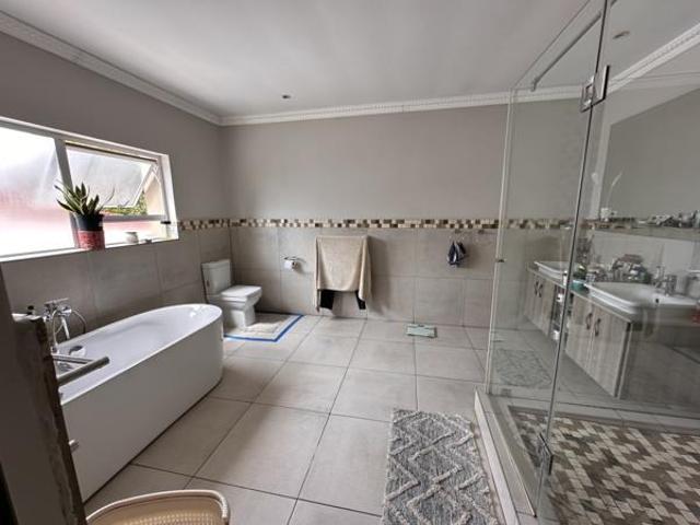 6 Bedroom House in Dainfern Golf Estate