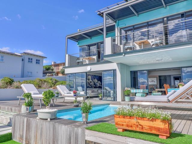 6 Bedroom House in De Kelders