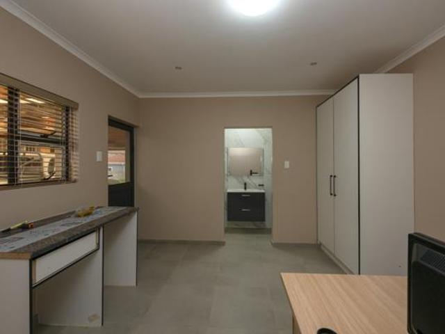 6 Bedroom House in De La Haye