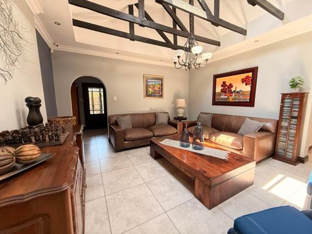 6 Bedroom House in Die Heuwel