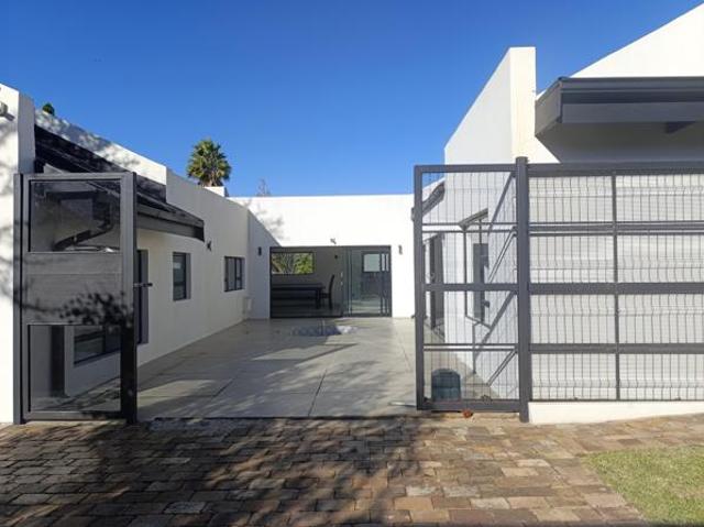 6 Bedroom House in Die Heuwel