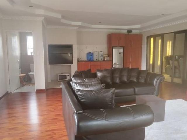 6 Bedroom House in Die Heuwel Ext 4