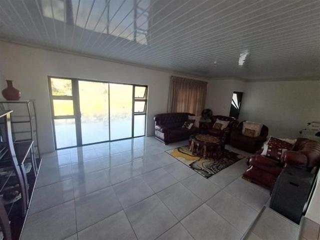 6 Bedroom House in East London Outlying