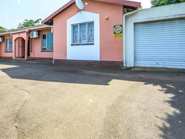 6 Bedroom House in Everest Heights