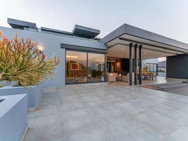 6 Bedroom House in Featherbrooke Estate